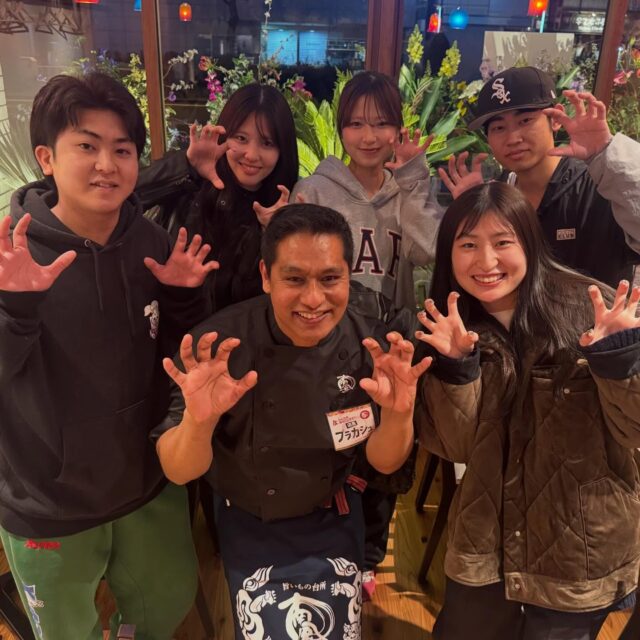 はいさーい🌺

早いもので【南風 今池北店】もオープンから1ヶ月が経ちました🙌

南風のOB・OGのみんな、現役スタッフ、今池の飲食店の皆さま、そしてご来店いただいた全てのお客様、本当にありがとうございました🥹

この1ヶ月、想像以上にたくさんのお客様にご利用いただき、大人数でのご宴会や、お子様連れのご家族でのご来店も多く、本当に嬉しく思っています☺️

誕生日のお祝いや、送別会、歓迎会、会社帰りの集まりや親しい仲間との飲み会など、少人数、大人数関わらずさまざまなシーンでご利用いただき、本当に嬉しい限りです☺️

この1ヶ月で見えてきた課題や改善点に、ひとつひとつしっかり向き合いながら、より皆さまにとって快適で使いやすい店になるよう、スタッフ一同精進してまいりますー💪

【今池北店】には、【やんばるの間】と、【シーサーの間】という、個室もご用意しておりますので、是非是非ご利用くださいませ💕

それでは、4月も皆さまのご来店を心よりお待ちしております‼️

これからもよろしくお願い致します‼️

#南風今池北店#今池グルメ#今池個室#今池#沖縄居酒屋